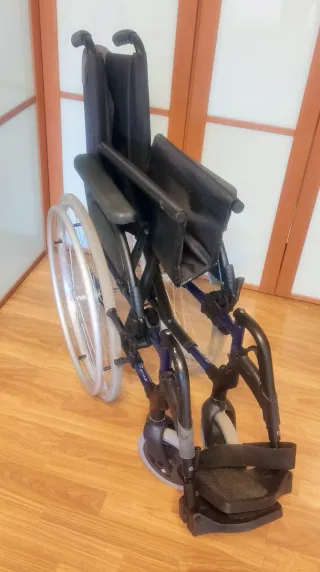 SILLA DE RUEDAS PLEGABLE. MARCA BREEZY.