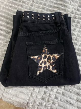 Pantalones negros con tachuelas y estrella
