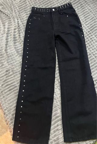 Pantalones negros con tachuelas y estrella
