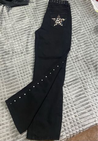 Pantalones negros con tachuelas y estrella
