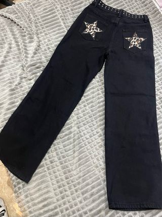Pantalones negros con tachuelas y estrella
