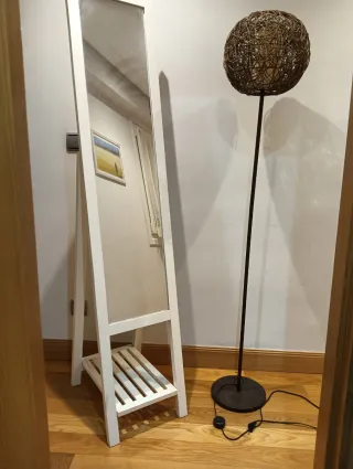 Espejo de pie blanco con balda y lampara de pie