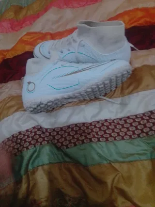 Zapatillas de fútbol sala blancas y doradas
