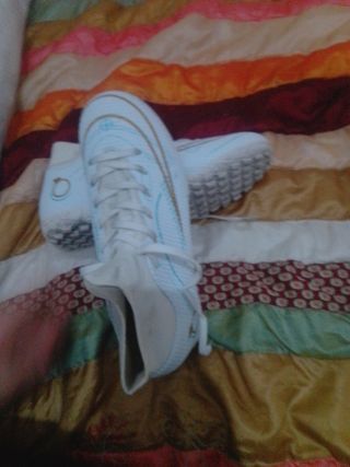 Zapatillas de fútbol sala blancas y doradas