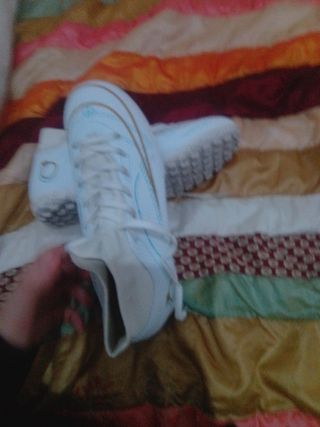 Zapatillas de fútbol sala blancas y doradas