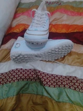 Zapatillas de fútbol sala blancas y doradas