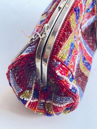 Bolso de mano con abalorios multicolor