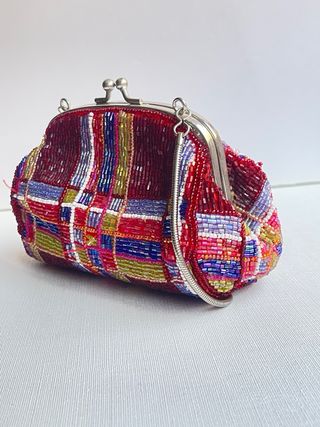 Bolso de mano con abalorios multicolor