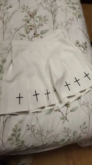 Falda tableada juvenil con short y detalle cruz