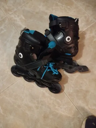 Patines en línea negros con cordones azules