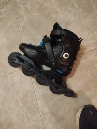 Patines en línea negros con cordones azules