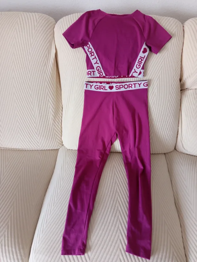 Conjunto deportivo crop top y leggings