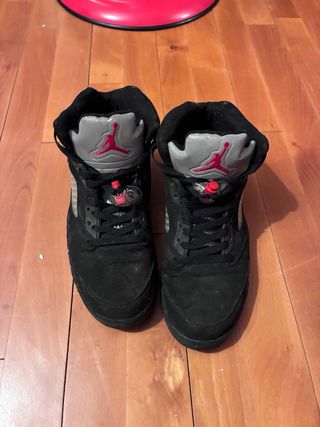 Jordan 5 Negras y Rojas