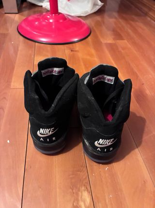 Jordan 5 Negras y Rojas