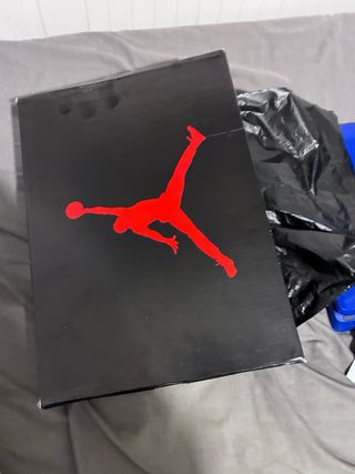 Jordan 5 Negras y Rojas