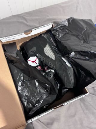 Jordan 5 Negras y Rojas