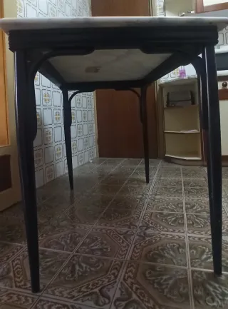 Mesa negro, tapa marmol, 2 sillas, 2 taburetes