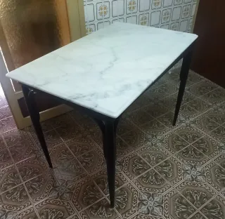 Mesa negro, tapa marmol, 2 sillas, 2 taburetes