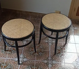 Mesa negro, tapa marmol, 2 sillas, 2 taburetes