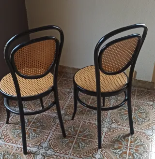 Mesa negro, tapa marmol, 2 sillas, 2 taburetes