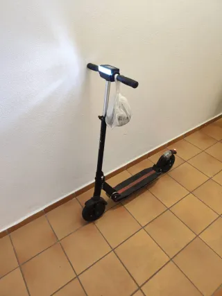 Patinete Eléctrico Negro con Luz LED