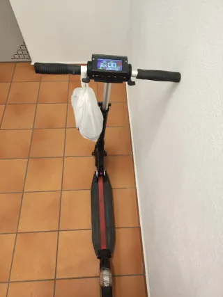 Patinete Eléctrico Negro con Luz LED