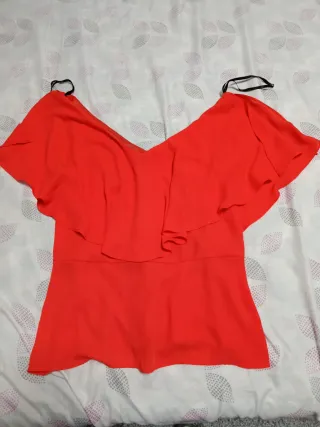 Blusa roja con volantes