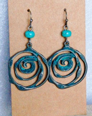 Pendientes espirales con cuentas turquesa