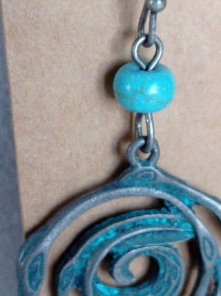 Pendientes espirales con cuentas turquesa