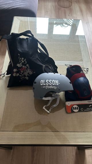 Equipo de patinaje protecciones   casco , patines