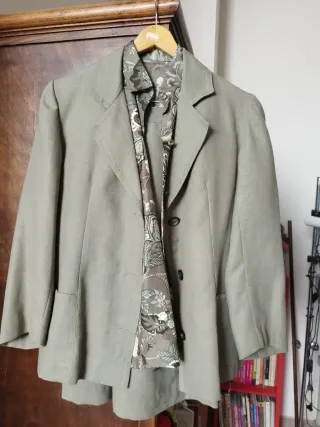 Traje de chaqueta verde con estampado