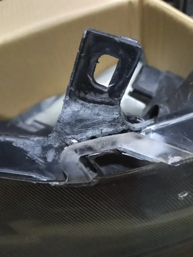 Faro reparado Toyota Yaris 2023.