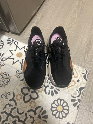 Tenis Nike Negro y Dorado
