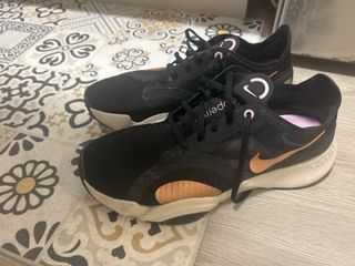 Tenis Nike Negro y Dorado