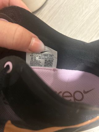 Tenis Nike Negro y Dorado
