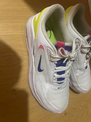 Tenis Nike blancos y amarillos