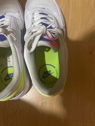 Tenis Nike blancos y amarillos