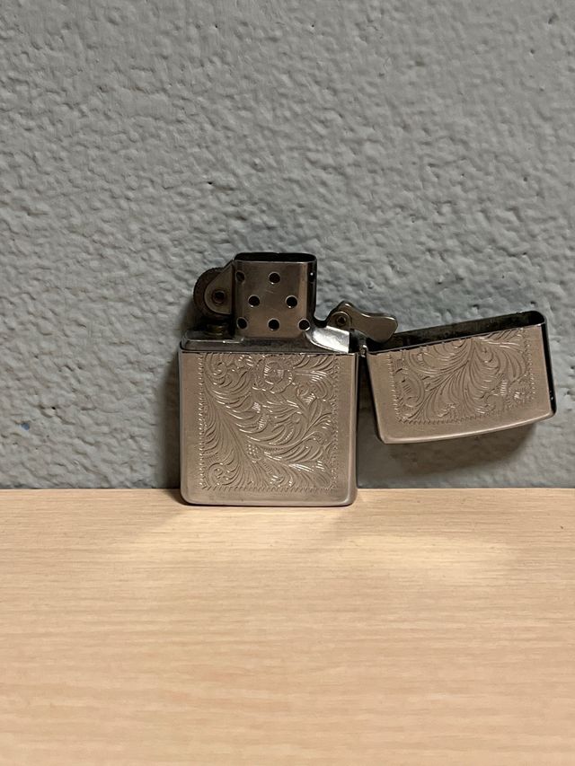 Mechero Zippo plateado grabado