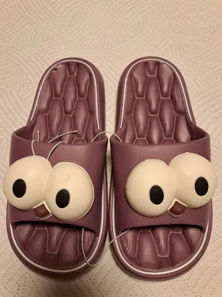Chanclas moradas con ojos divertidos
Talla 38-39