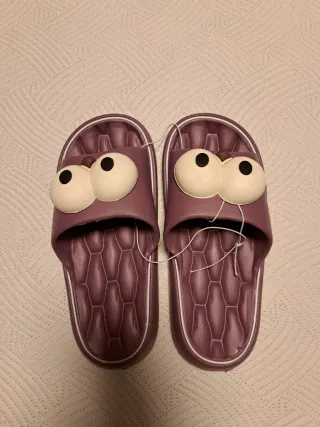 Chanclas moradas con ojos divertidos
Talla 38-39