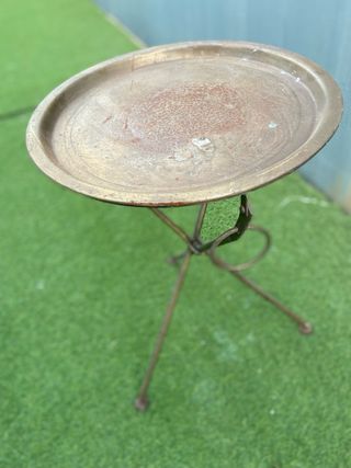 Mesa auxiliar metálica dorada