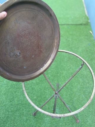 Mesa auxiliar metálica dorada