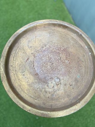 Mesa auxiliar metálica dorada