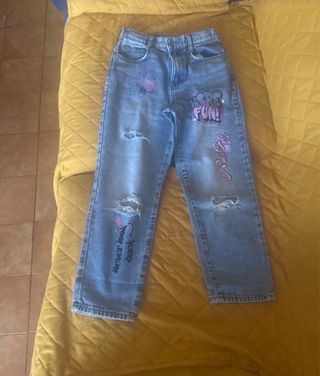 Jeans bambina con strappi e stampe