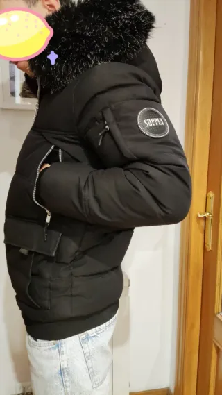 Cazadora negra con capucha