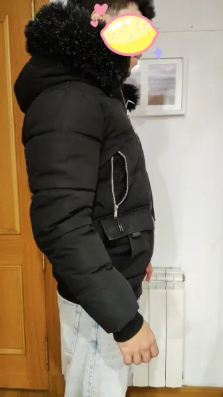Cazadora negra con capucha