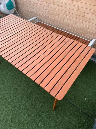Mesa de madera exterior restaurada