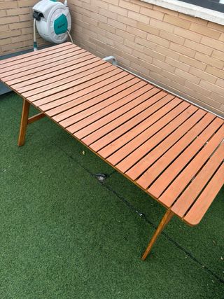 Mesa de madera exterior restaurada