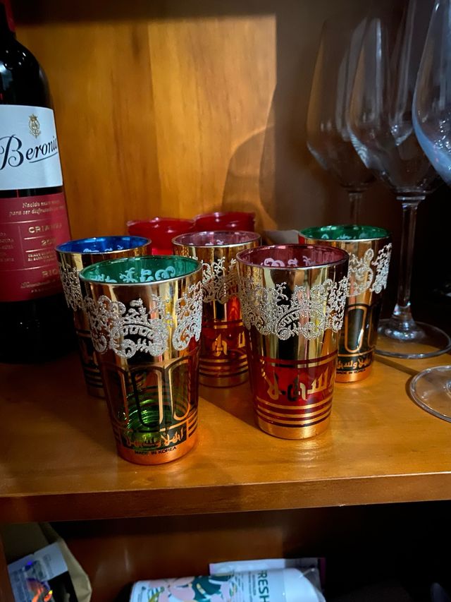 Vasos de cristal dorados y verdes