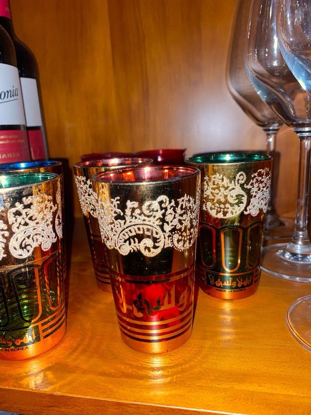 Vasos de cristal dorados y verdes